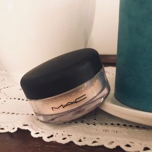 MAC Extra light foundation powder